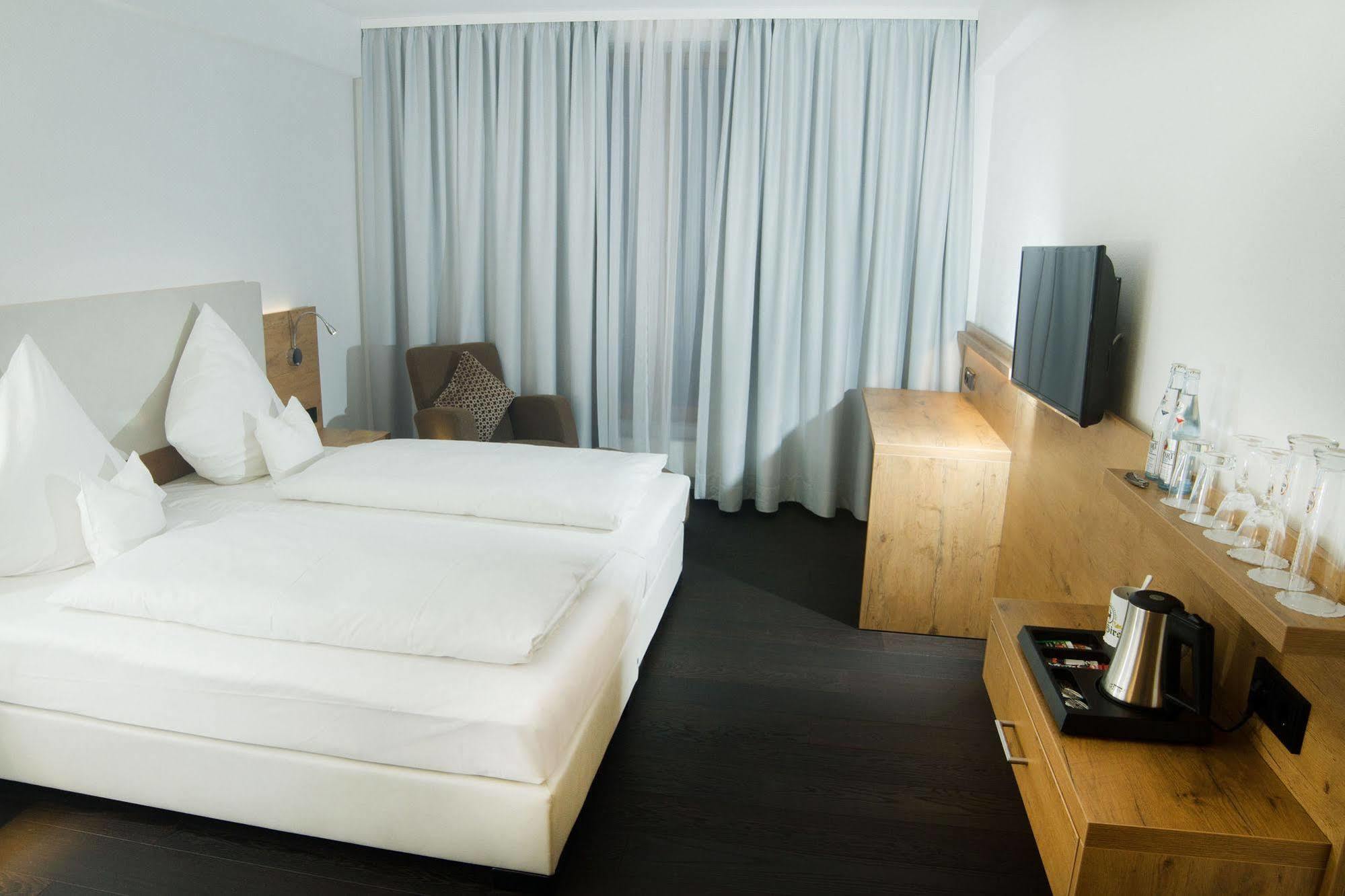 Hotel Zum Hirsch Wertingen Exterior photo