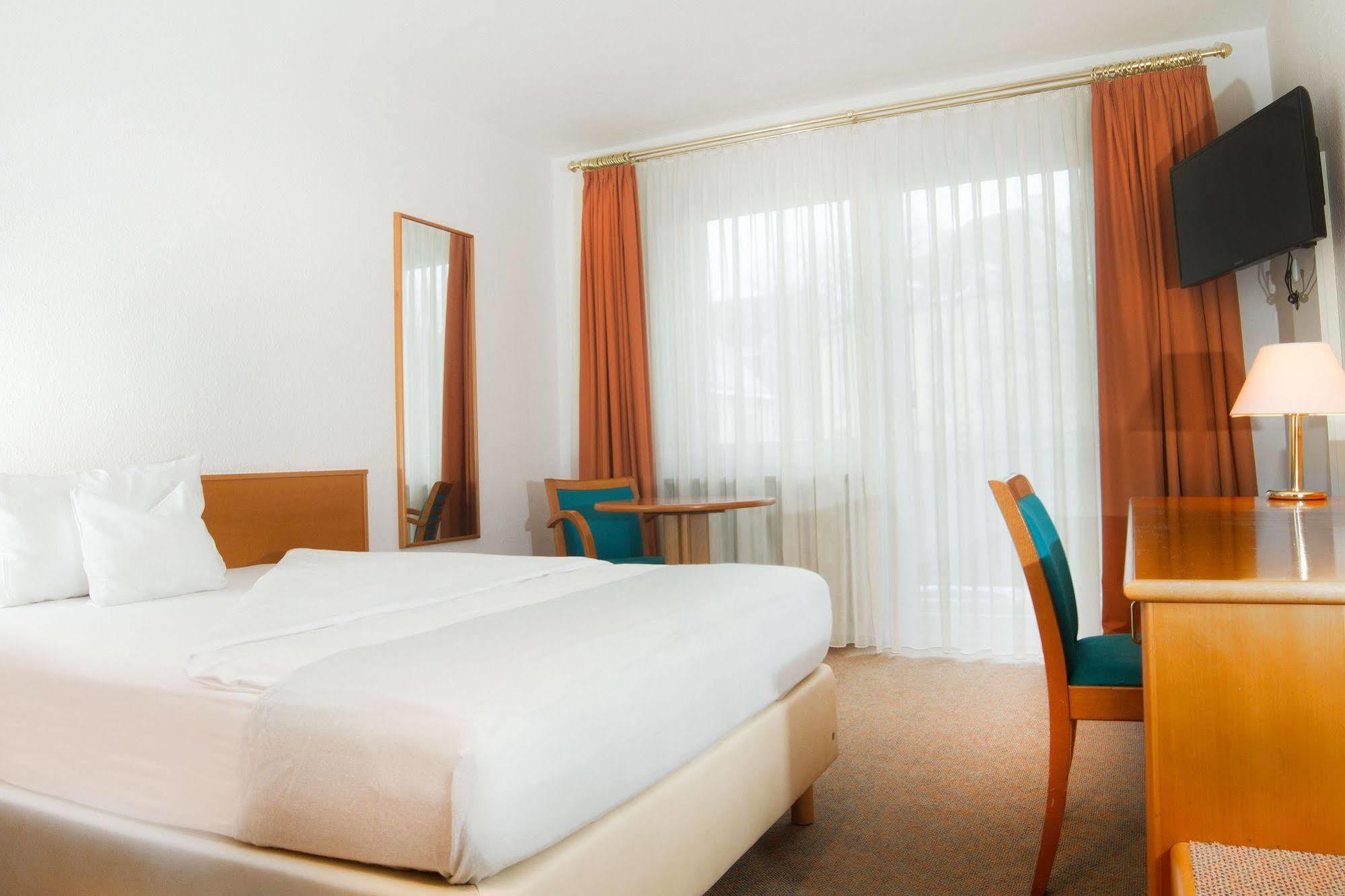 Hotel Zum Hirsch Wertingen Exterior photo