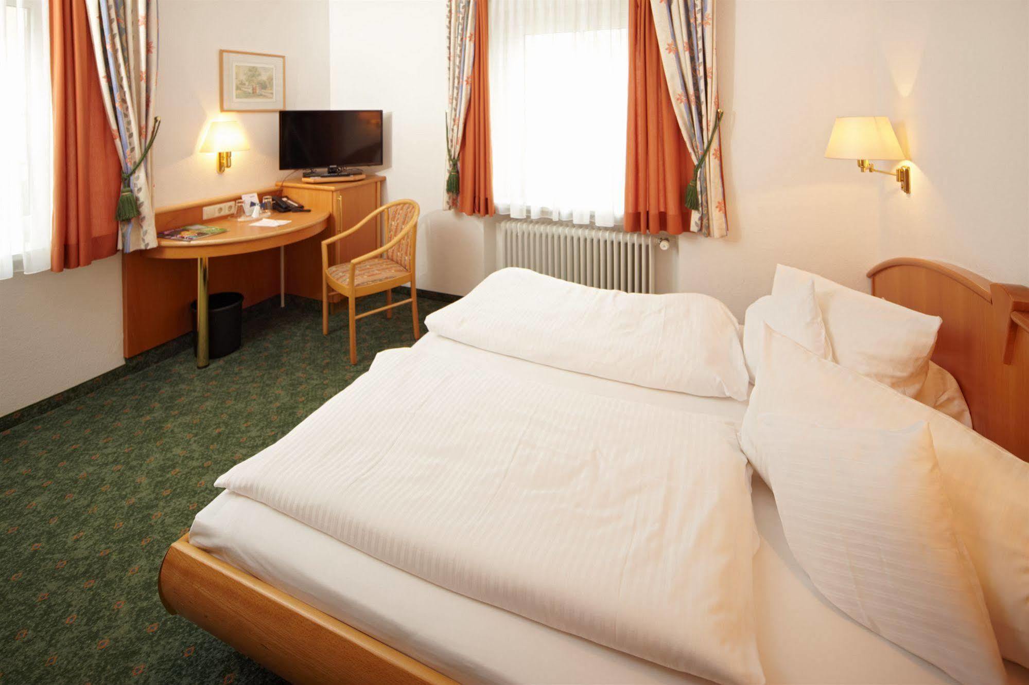 Hotel Zum Hirsch Wertingen Exterior photo