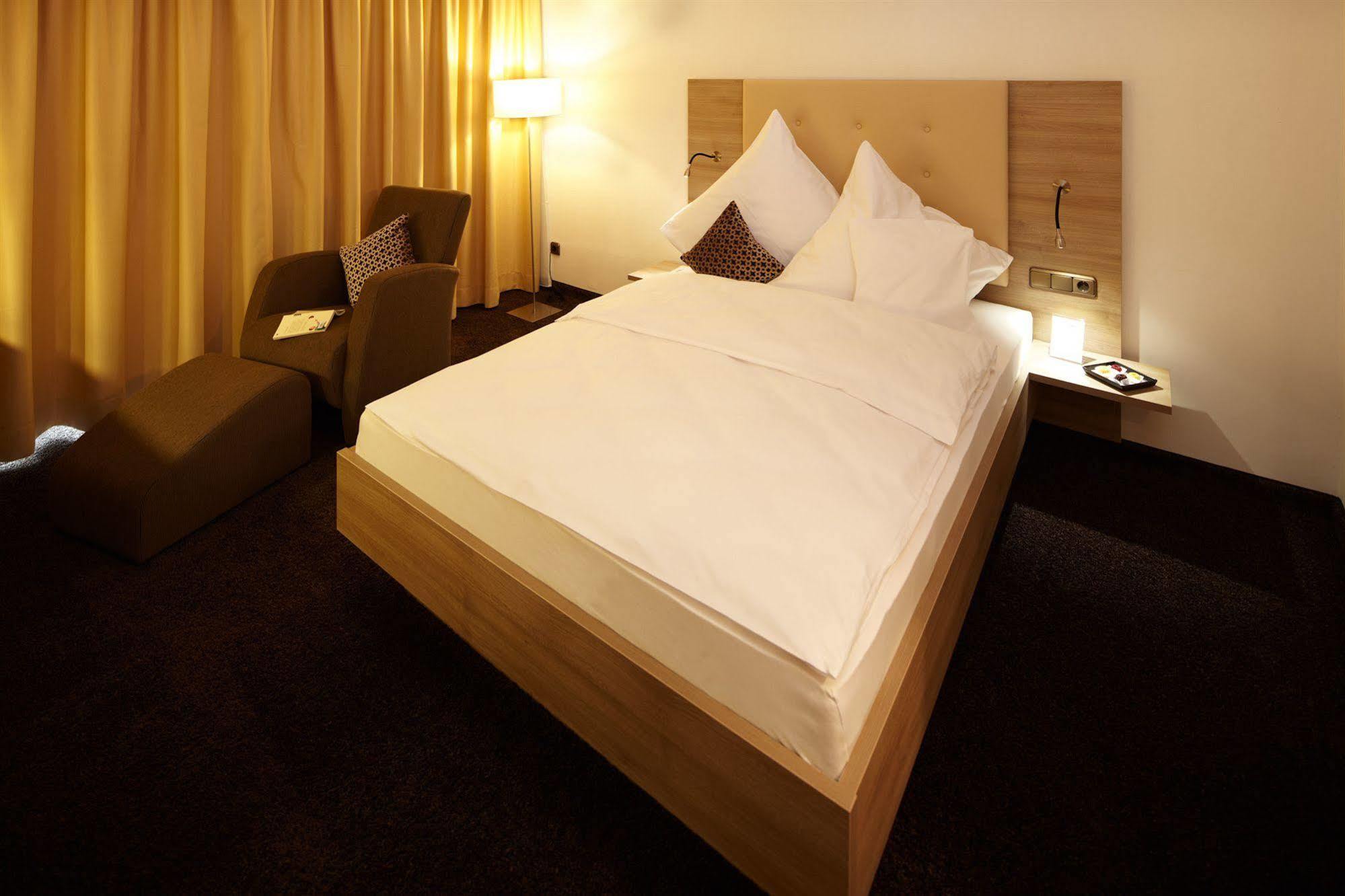 Hotel Zum Hirsch Wertingen Exterior photo