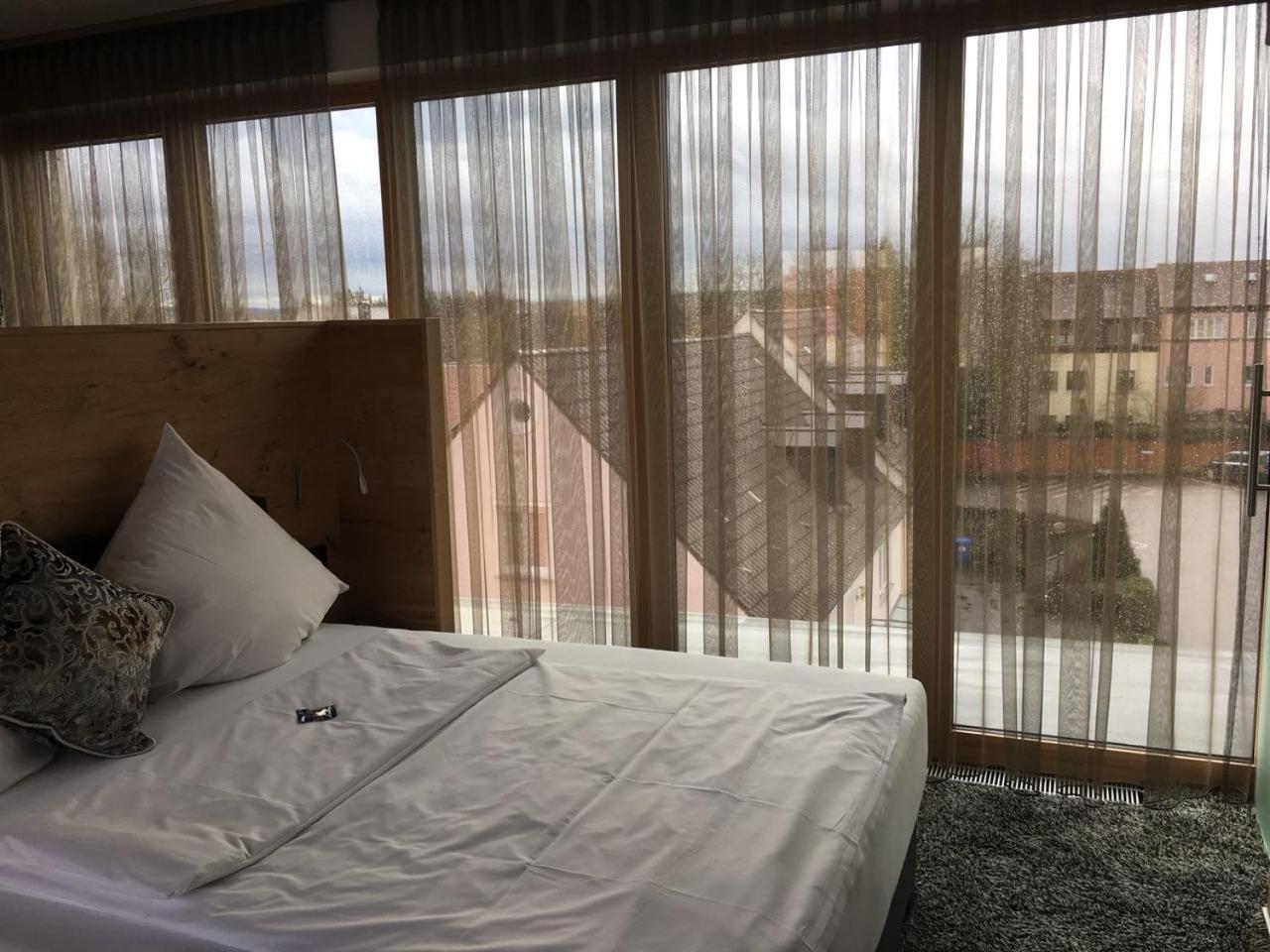 Hotel Zum Hirsch Wertingen Exterior photo